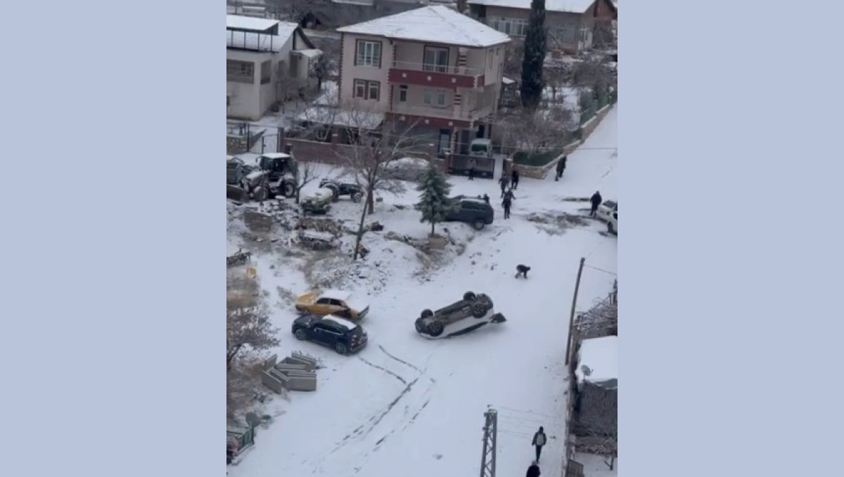 Kayan araç park halindeki aracı devirdi: O anlar kamerada