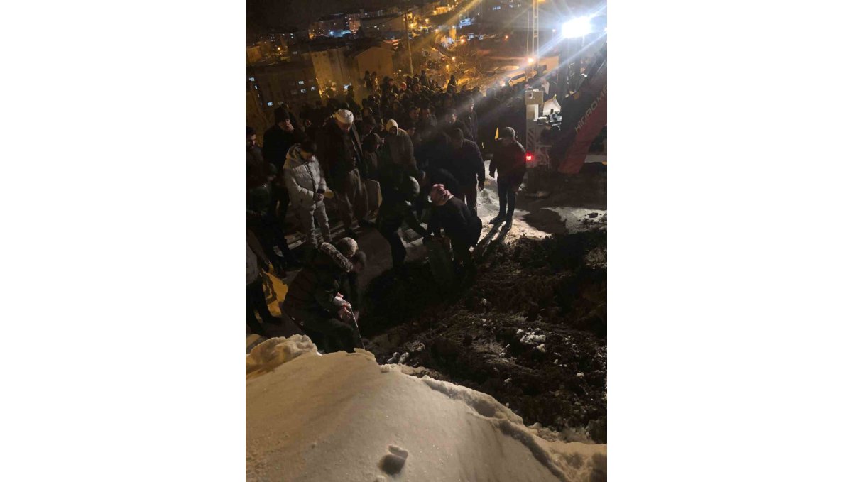 Kayarken belediye otobüsünün altında kalan çocuk son yolculuğuna uğurlandı