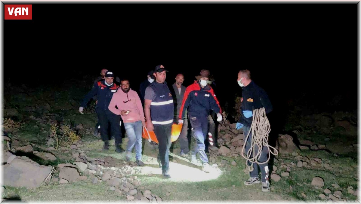 Kaybolan şahsın cenazesi düştüğü yerden 3 saatlik çalışma sonucu çıkarıldı