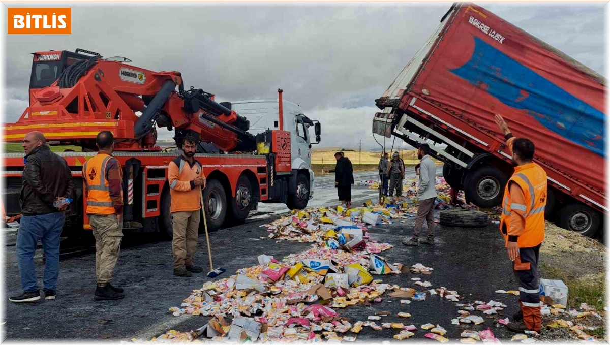 Kaygan yolda tır devrildi: Dorsedeki sabunlar yola saçıldı