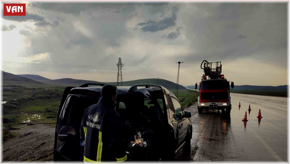 Kaygan yolda zincirleme kaza: 5 yaralı