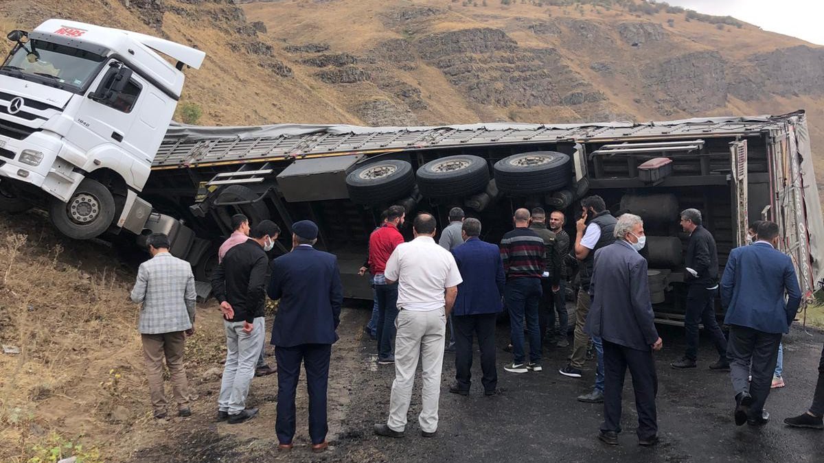 Kayganlaşan yolda kaza yapan tır devrildi