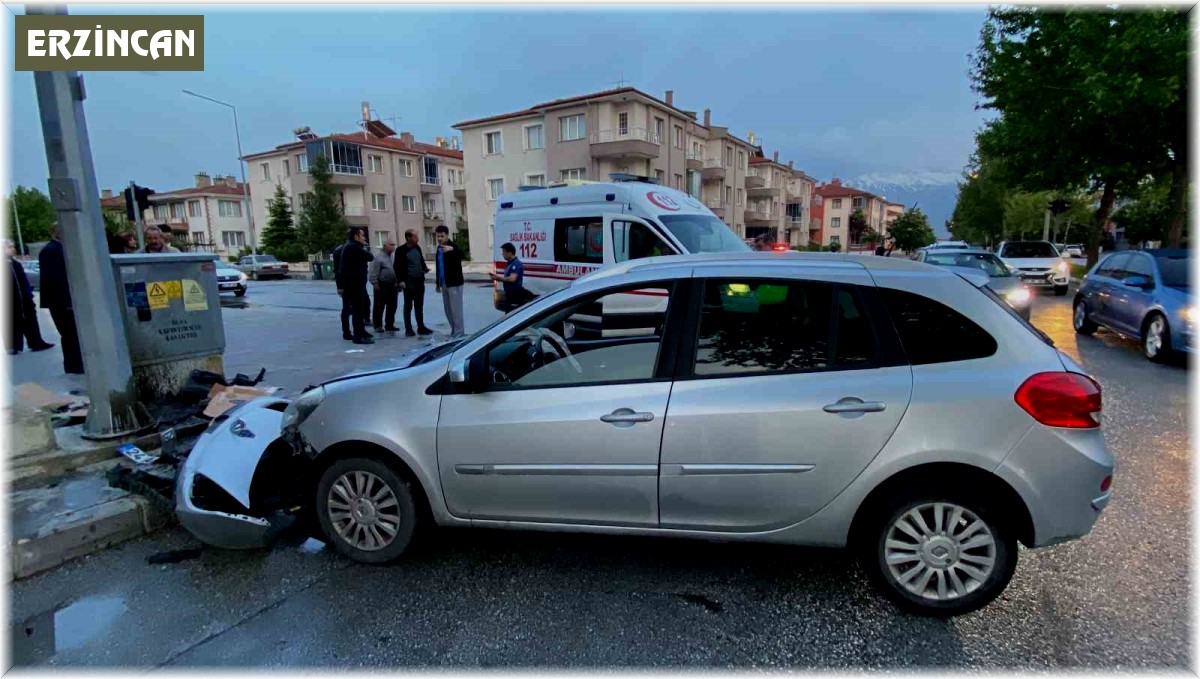 Kayganlaşan yolda kontrolden çıkan otomobil direğe çarptı: 1 yaralı