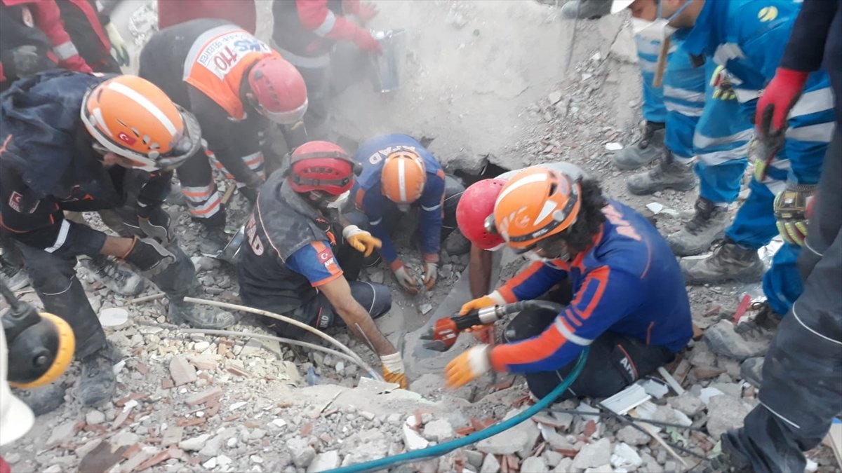 Kayıp Gülistan Doku'yu arayan Tunceli AFAD ekibi İzmir'de 5 depremzedeyi kurtardı