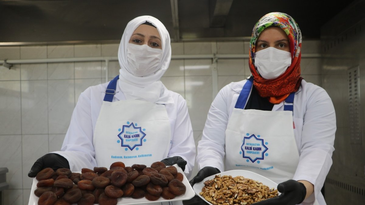 Kayısı tatlısı lezzetiyle damak çatlatıyor