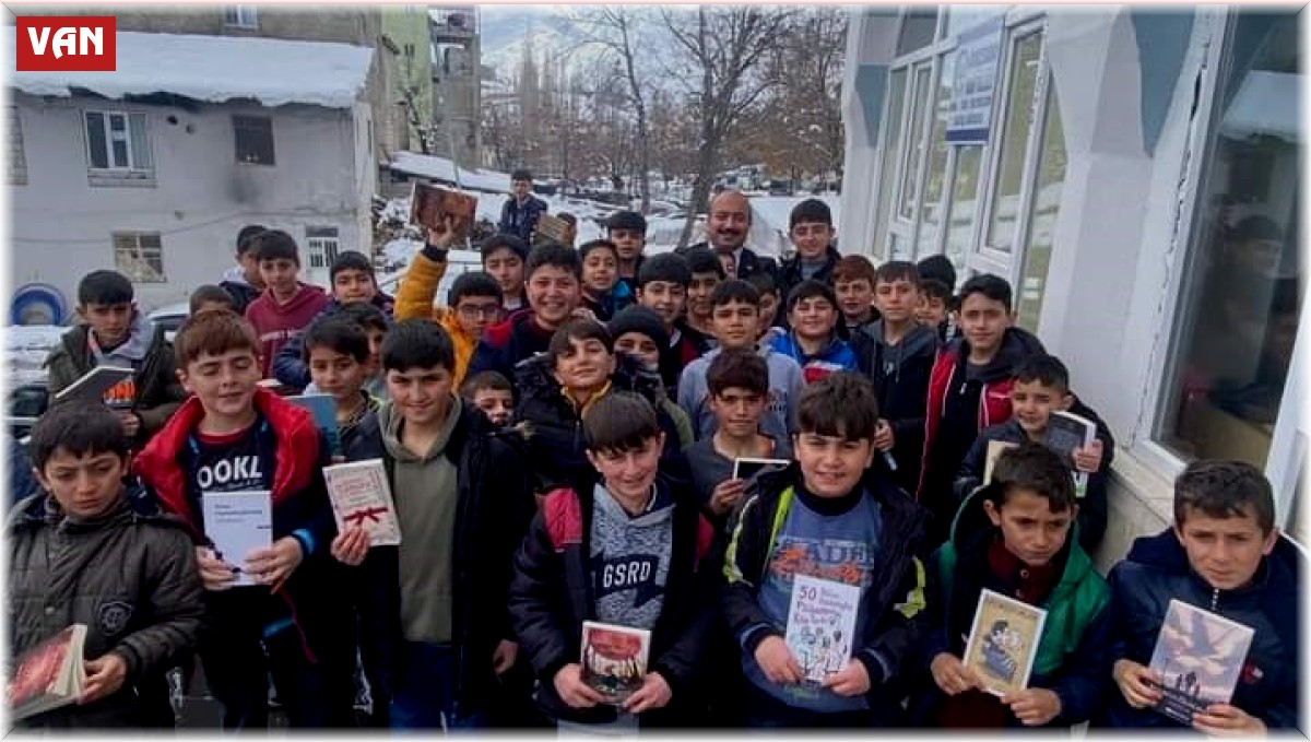 Kaymakam Alimoğlu çocuklara kitap hediye etti