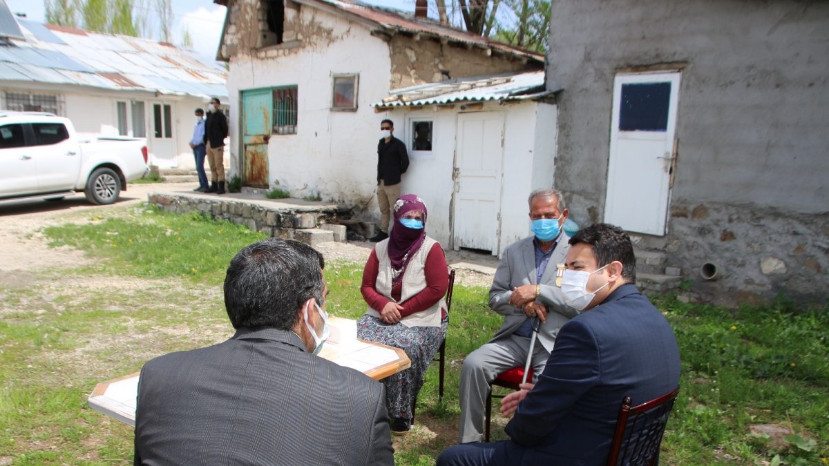 Kaymakam Avcı'dan Kıbrıs gazisine madalya