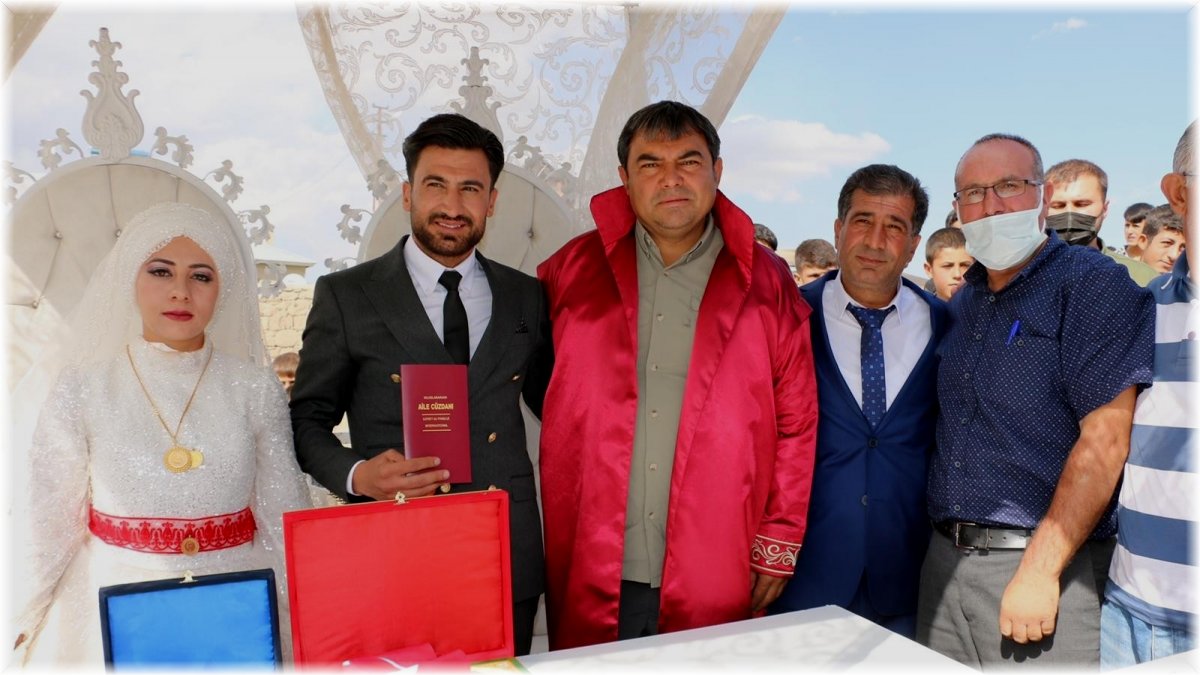 Kaymakam Balcı genç çifti mutlu gününde yalnız bırakmadı