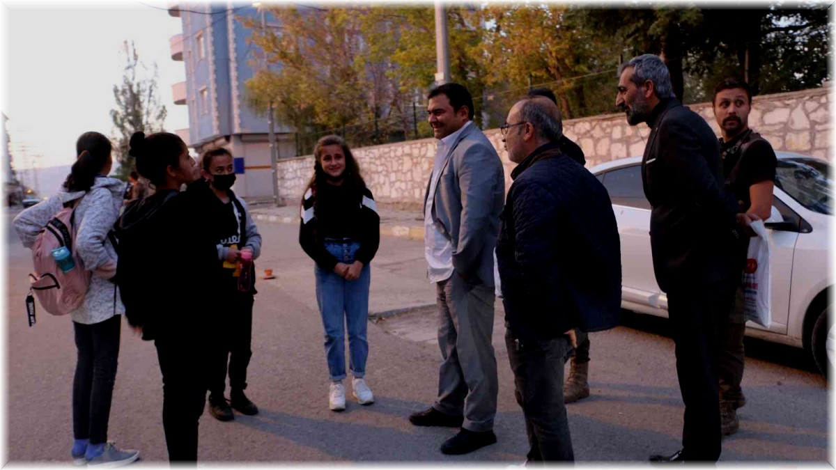 Kaymakam Balcı mesai çıkışı çocuklarla sohbet etti