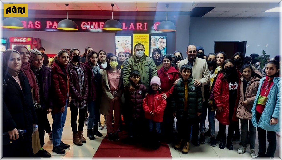 Kaymakam Balcı öğrencilerle sinemada buluştu