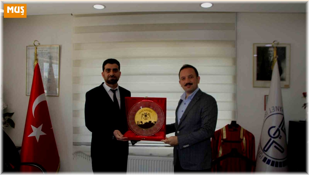 Kaymakam Bayram'dan Müftü Demirtaş'a plaket