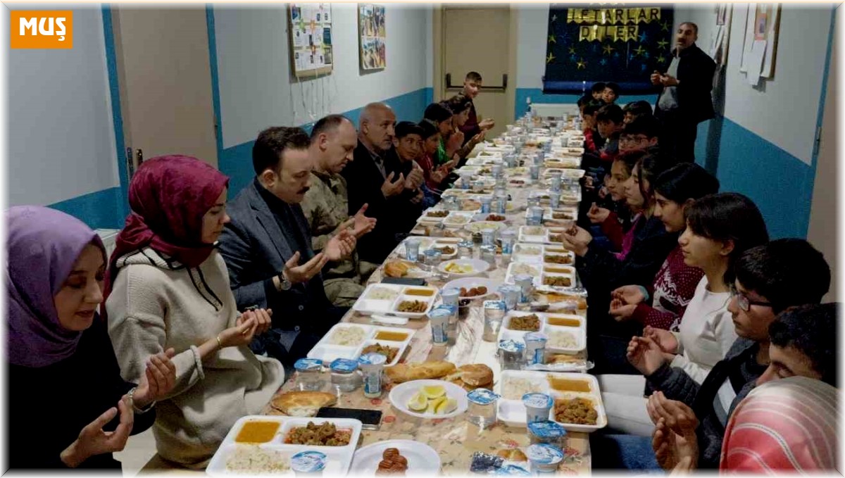 Kaymakam Bayram ve eşi öğrencilerle iftar yaptı