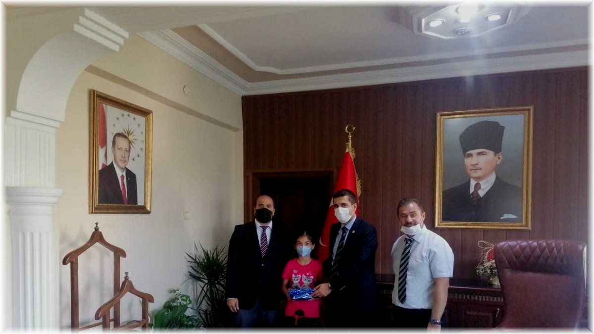 Kaymakam Böçkün'den başarılı öğrenciye hediye