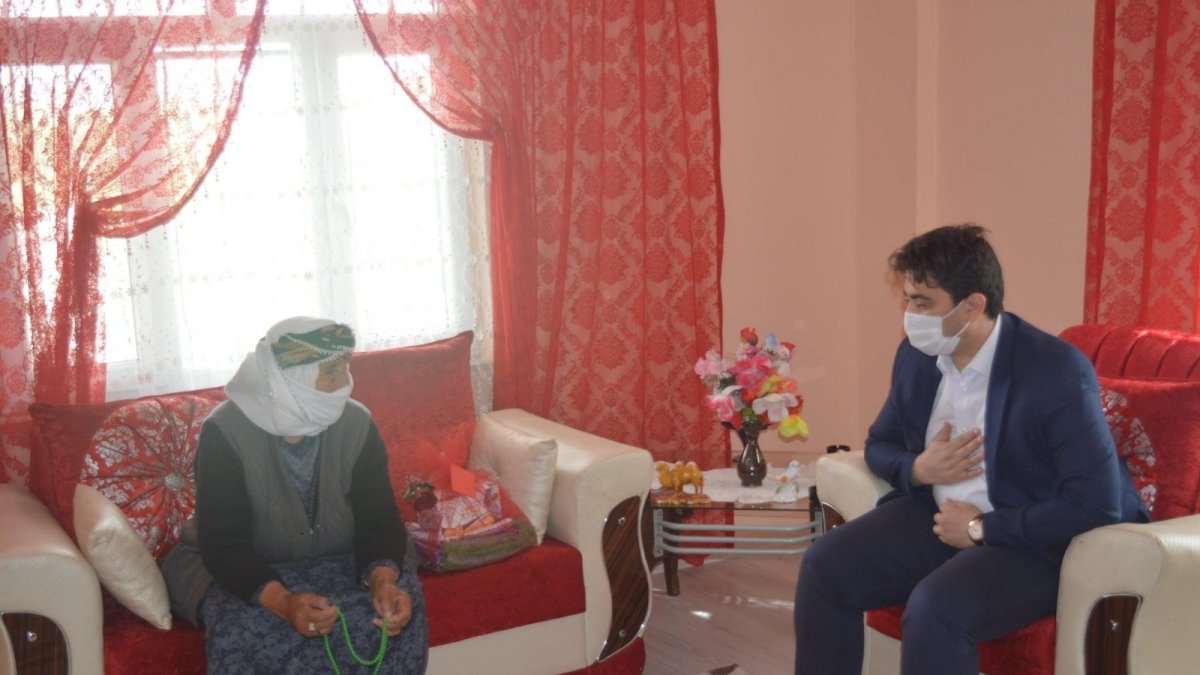 Kaymakam Çiğdem, Anneler Günü'nde şehit annelerini unutmadı