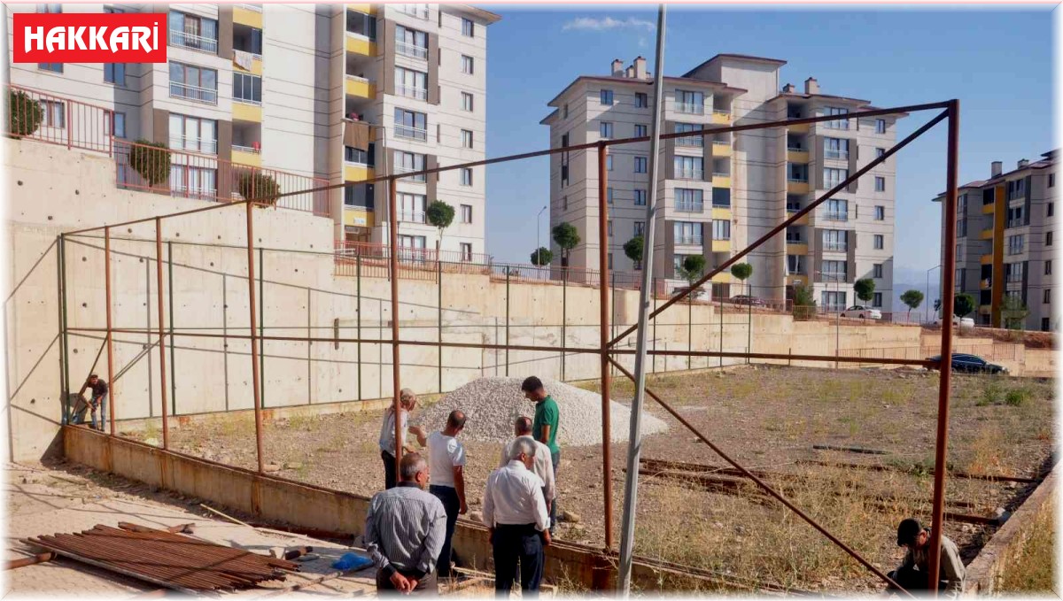 Kaymakam Cimşit, çocukların isteği üzerine halı saha yaptırdı