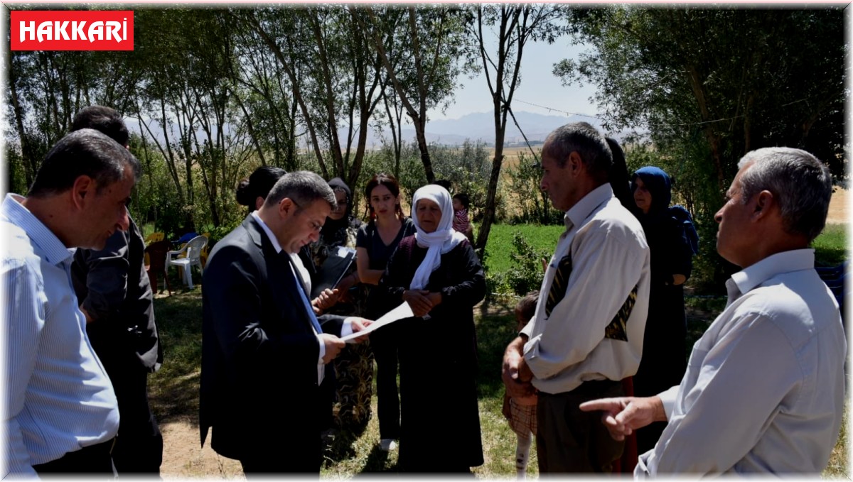Kaymakam Çimşit yangında 7 ineğini kaybeden Ölmez ailesini ziyaret etti