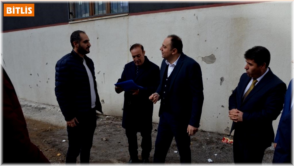 Kaymakam Demir, yapımı devam eden okulları inceledi