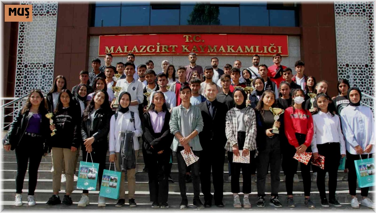 Kaymakam Demirer'den başarılı sporculara ödül