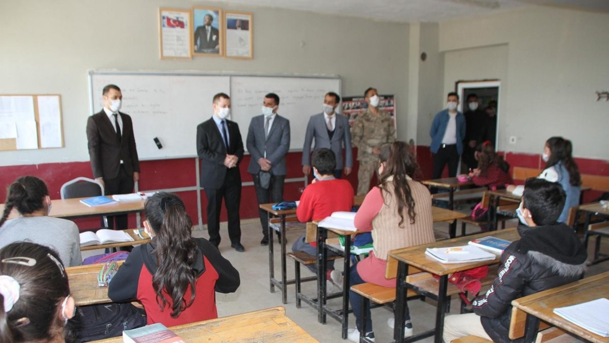 Kaymakam Demirer'den köy okuluna ziyaret