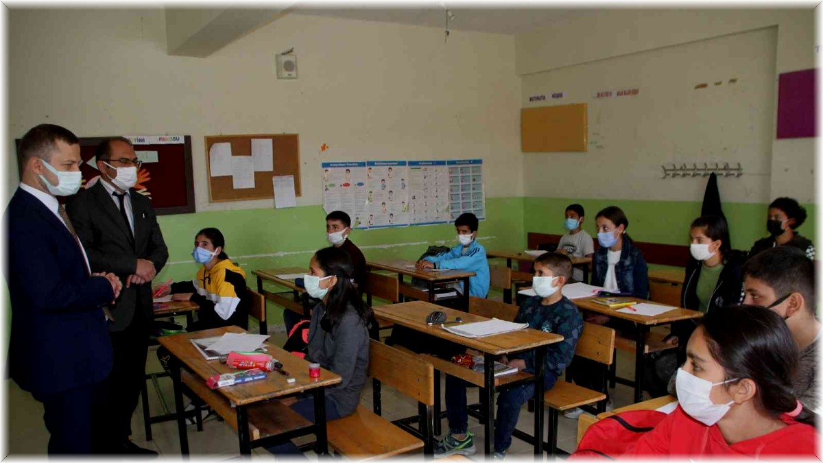 Kaymakam Demirer'den köy okuluna ziyaret