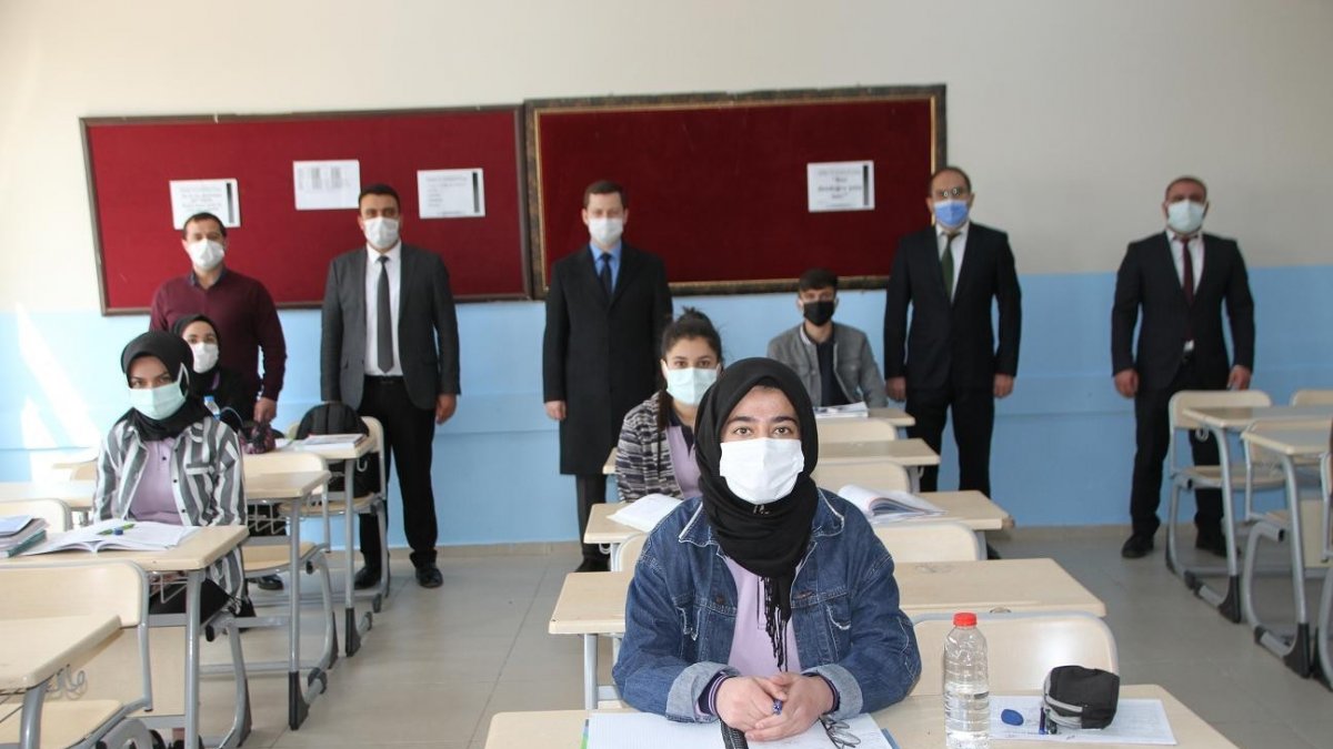 Kaymakam Demirer'den sınavlara hazırlanan öğrencilere ziyaret