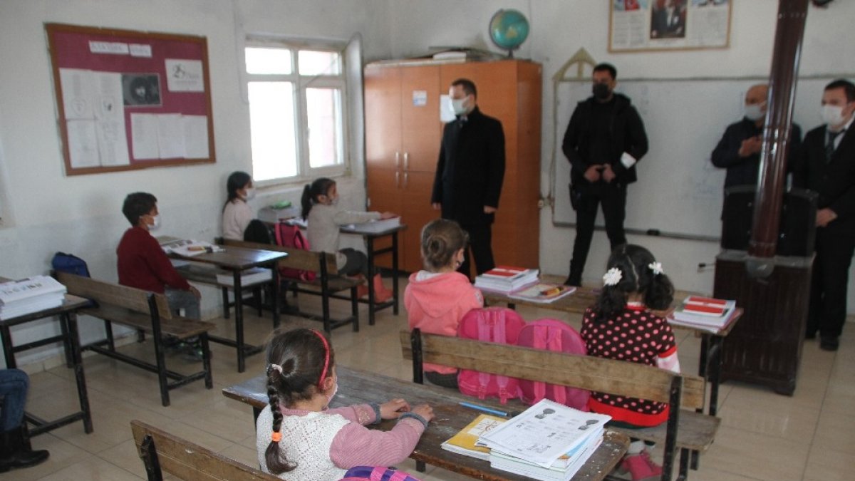 Kaymakam Demirer'den yüz yüze eğitime başlayan öğrencilere ziyaret