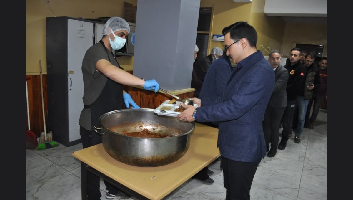 Kaymakam Demirtaş, iftarını öğrencilerle açtı