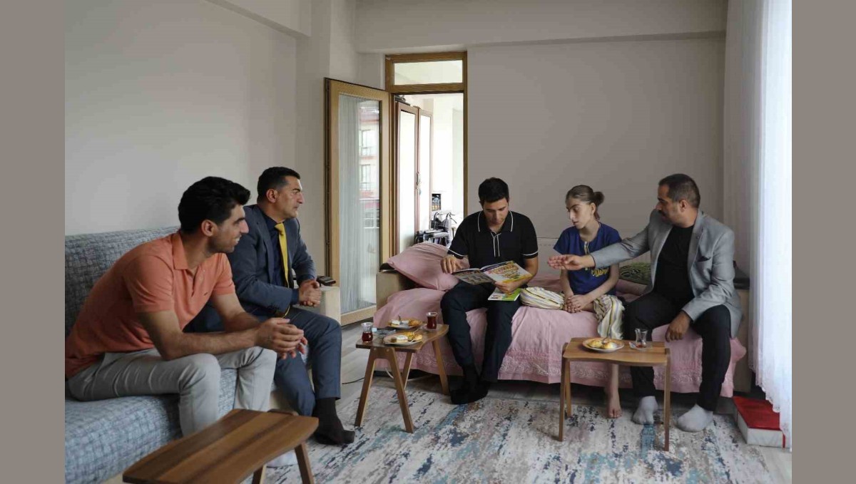 Kaymakam Güzel, evde eğitim gören öğrenciyle bir araya geldi