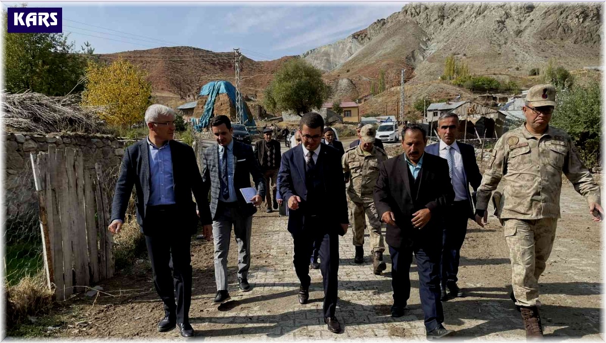 Kaymakam hem köyleri geziyor, hem de sorunları dinliyor