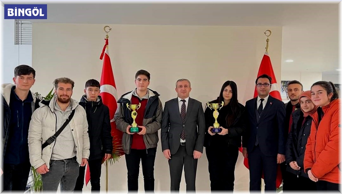 Kaymakam İkiş, dart turnuvasında dereceye giren öğrencileri ağırladı