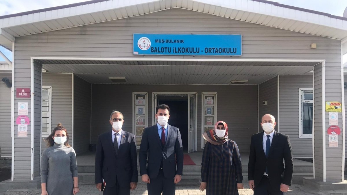 Kaymakam İlidi, 350 öğrenciye ayakkabı dağıttı