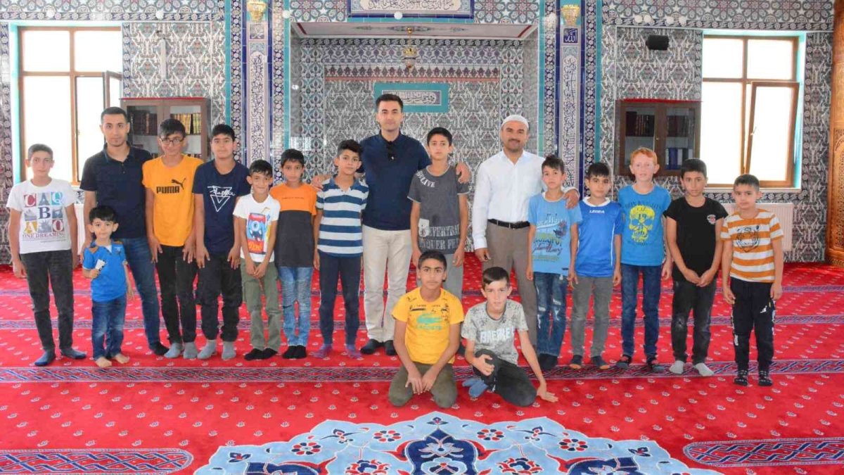 Kaymakam Kaya, Kur'an kursundaki çocuklarla bir araya geldi