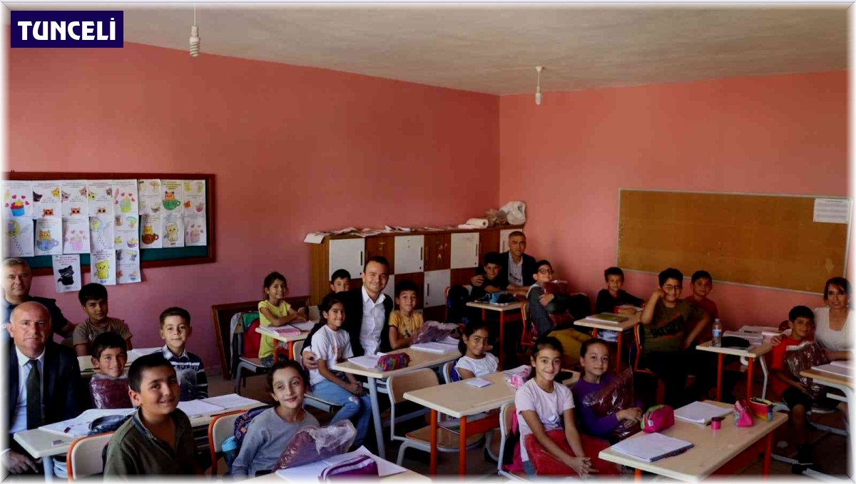 Kaymakam Konak öğrencilere mont dağıttı