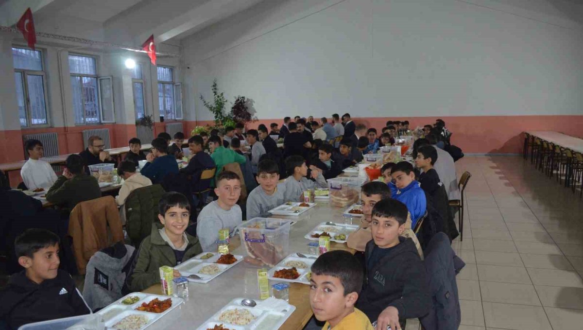 Kaymakam Koşansu öğrencilerle iftar sofrasında buluştu