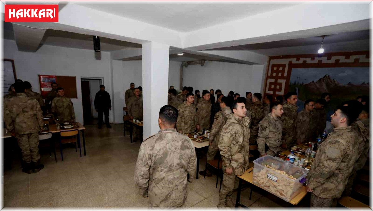 Kaymakam Kumcu Mehmetçikle birlikte iftar açtı