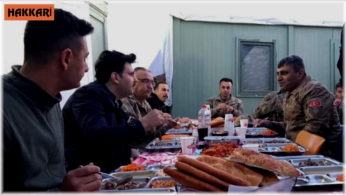 Kaymakam Kurt askerlerle iftarda buluştu