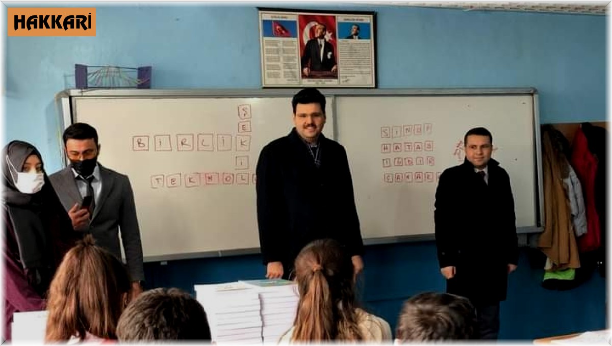 Kaymakam Kurt öğrencilere kitap dağıttı