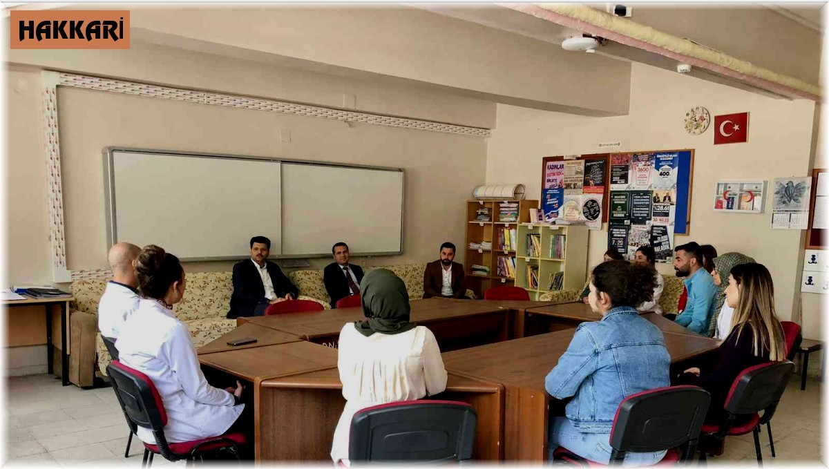 Kaymakam Kurt'tan öğrencilere kitap desteği