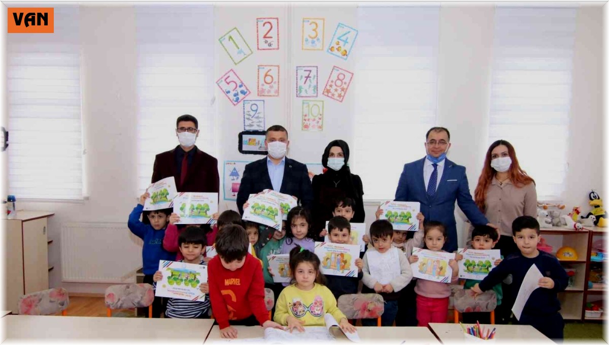 Kaymakam Mehmetbeyoğlu'ndan öğrencilere boyama kitabı