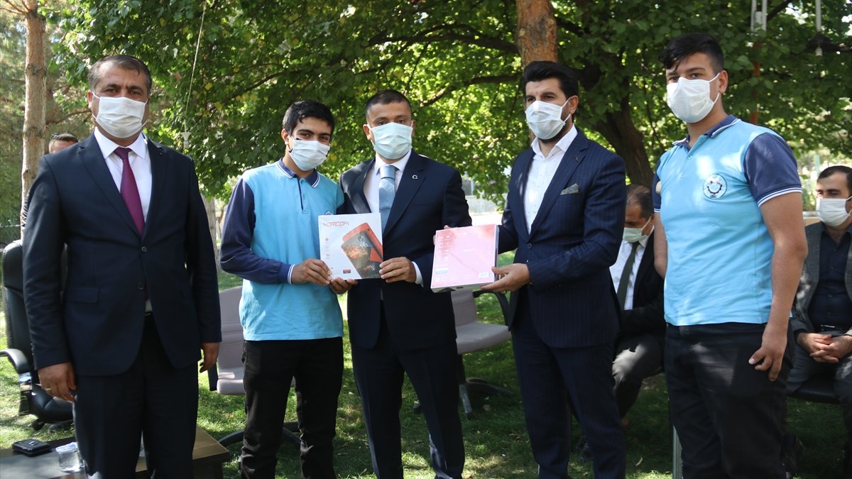 Kaymakam Mehmetbeyoğlu TEKNOFEST'te dereceye giren öğrencileri ödüllendirdi