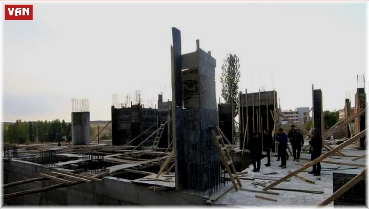 Kaymakam Nasır, spor kompleksinin inşaatın incelemede bulundu