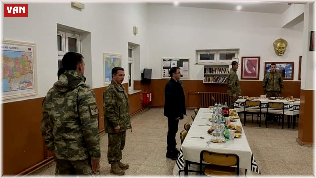 Kaymakam Nasır, yeni yıla İran sınırındaki Askerlerle girdi