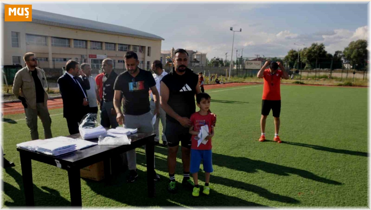 Kaymakam Ocak'tan kurslara katılan çocuklara forma