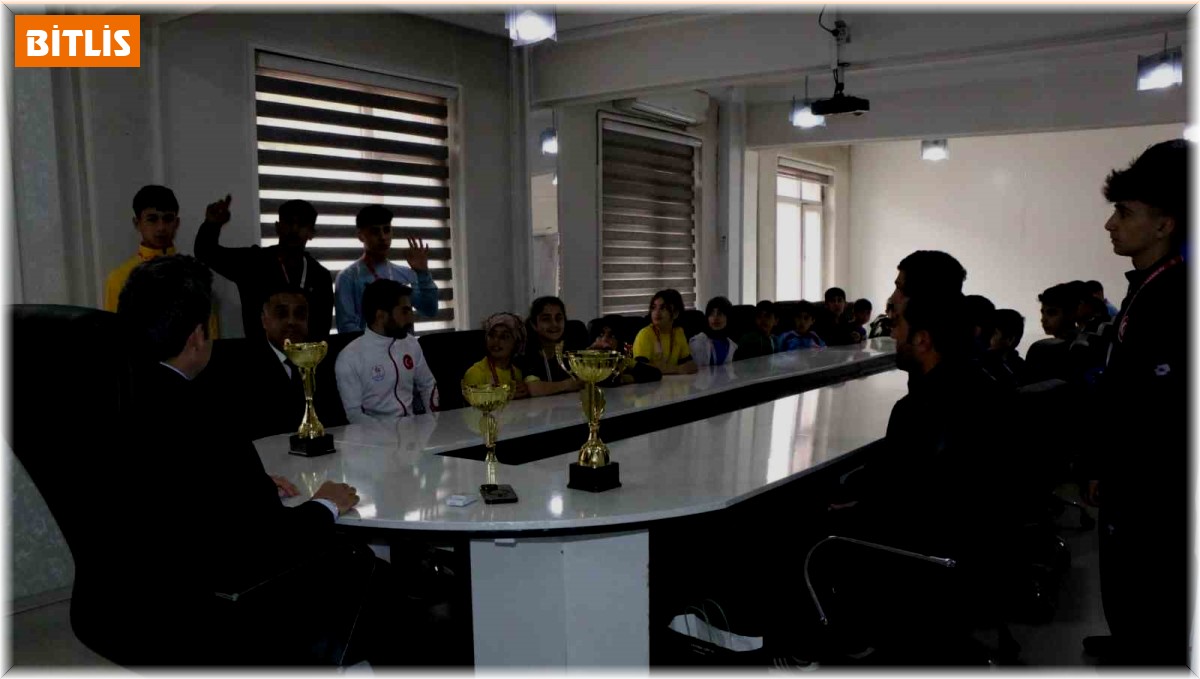 Kaymakam Özçelik dereceye giren öğrencileri tebrik etti