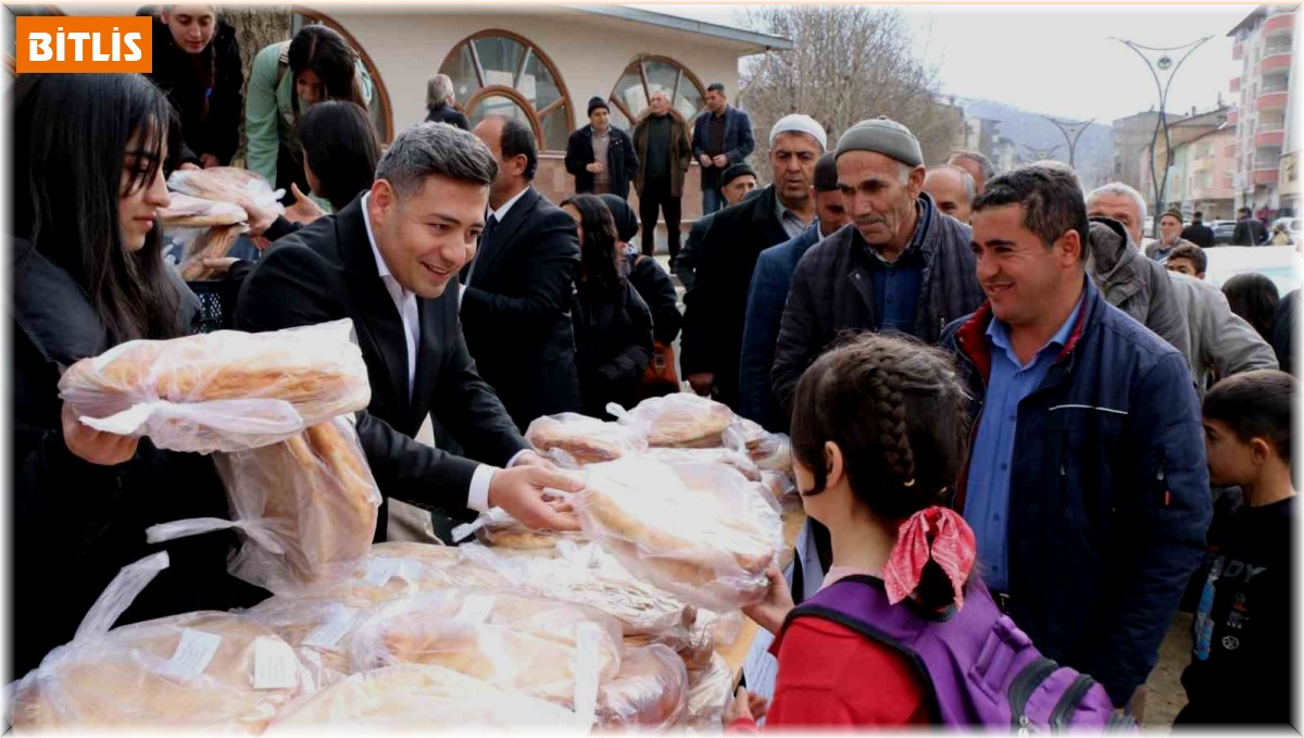 Kaymakam Özçelik, kız öğrencileri ile birlikte Ramazan pidesi dağıttı