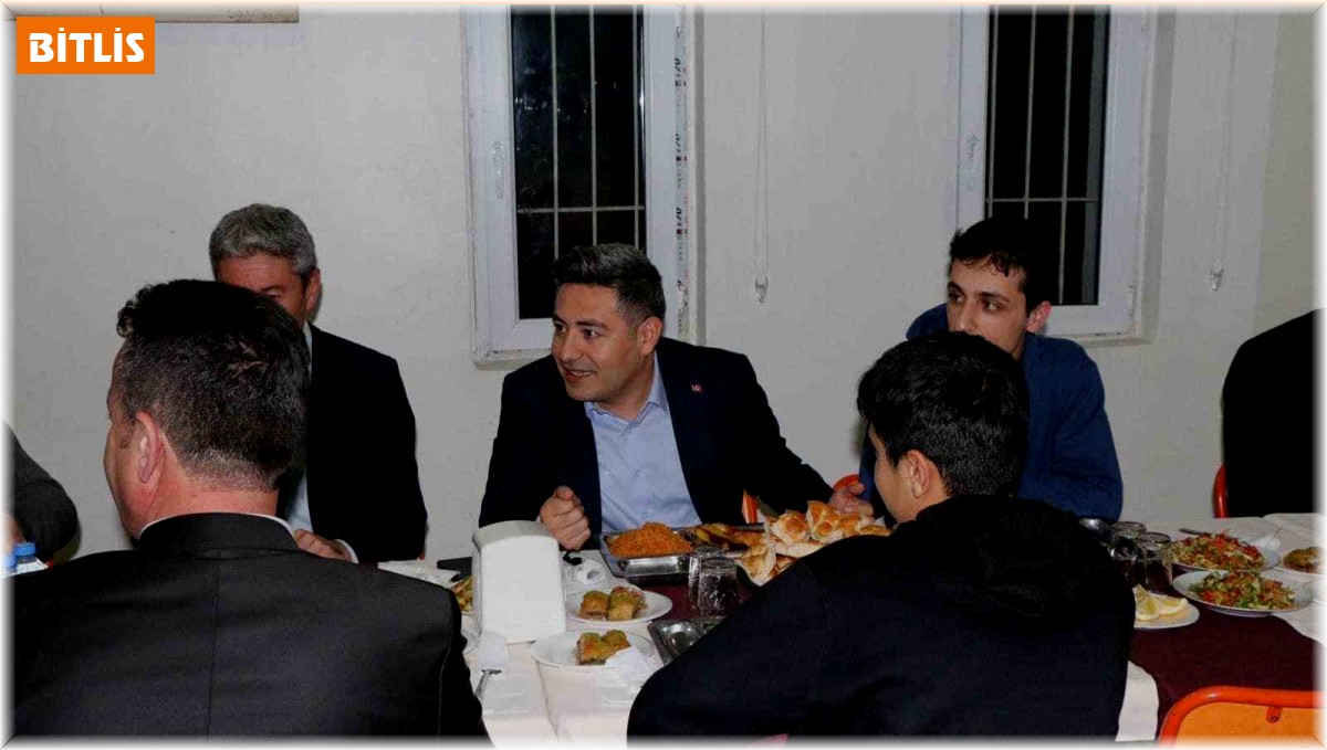 Kaymakam Özçelik, öğrencilerle birlikte iftar yaptı