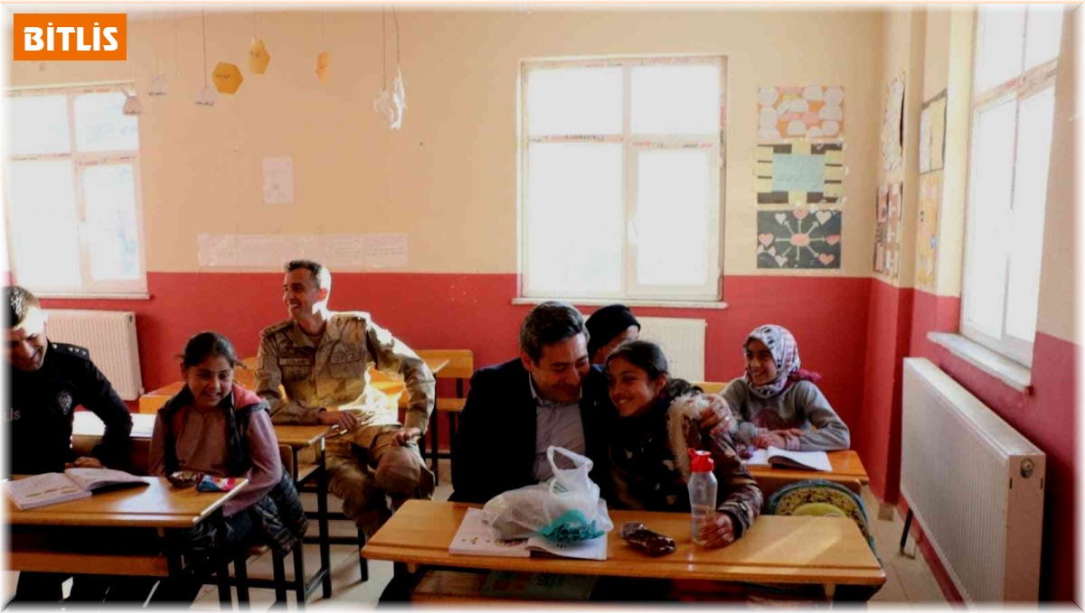 Kaymakam Özçelik, öğrencilerle derse girdi