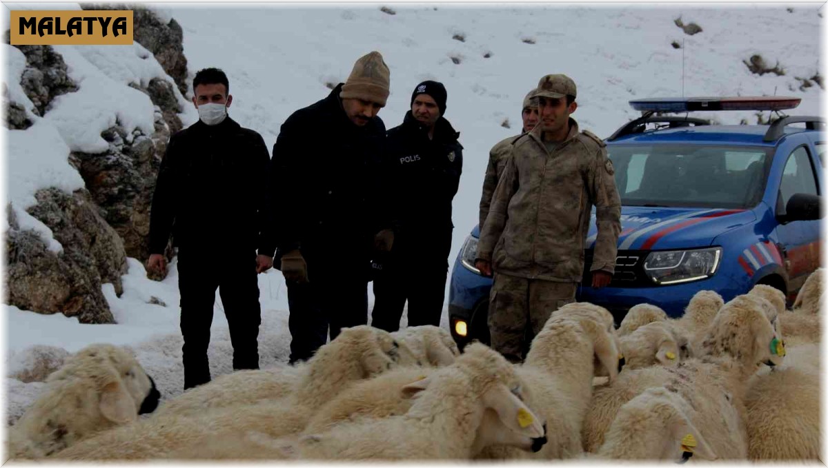 Kaymakam Türkoğlu, karlı yolları açma çalışmalarını denetledi