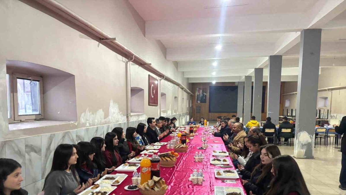 Kaymakam Tutal, öğrencilerle iftarda buluştu