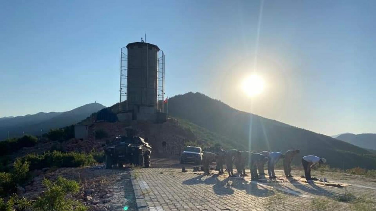 Kaymakam Tutkan, bayram namazını emniyet kulesinde kıldı